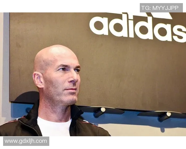 足球明星走路的姿势揭秘：优雅与力量交织的运动魅力分析